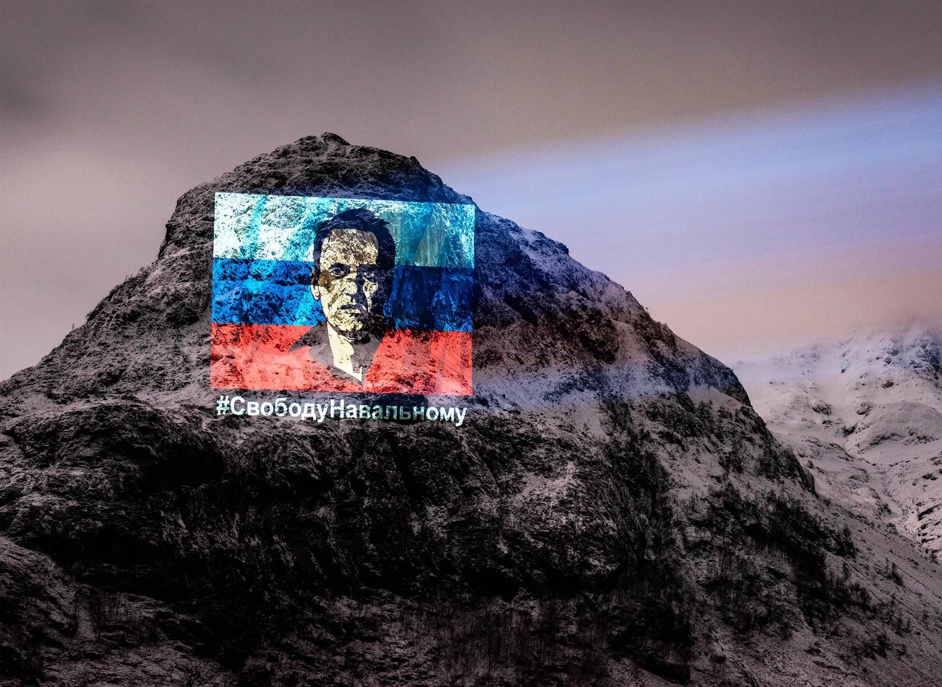 На горе в Шотландии появилось огромное изображение Навального