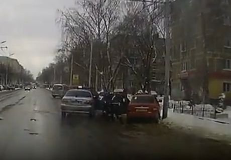 Гаишники избили пьяного водителя при задержании (видео)