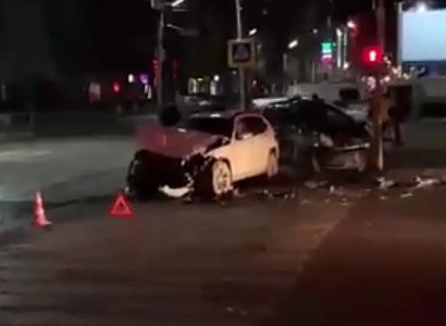 Полиция разыскивает очевидцев столкновения BMW и Nissan на улице Либкнехта
