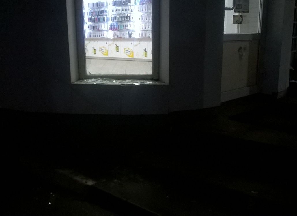Полицейские ищут воров, вломившихся в офис «Билайна» на Театральной площади