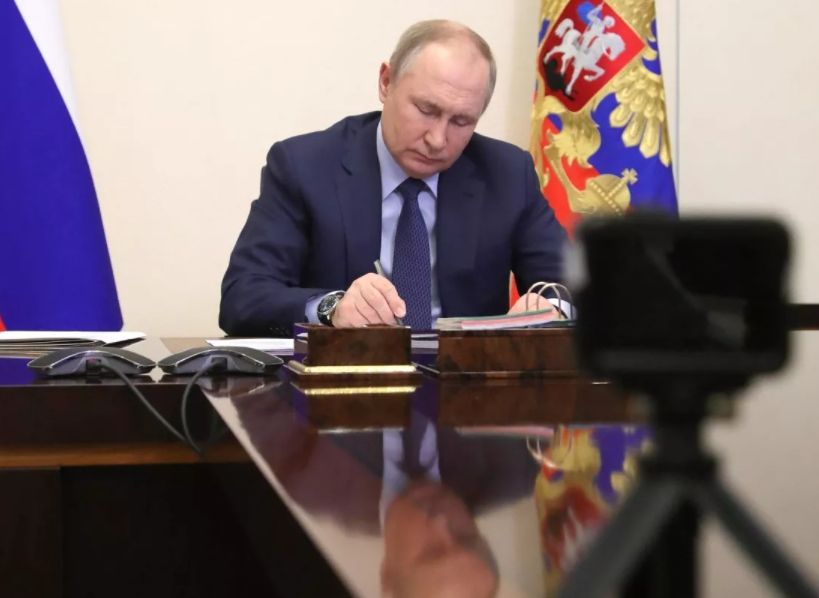 Путин подписал «пакет» законов о поддержке населения в период санкций