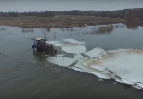 Под Липецком трактор-ледокол расчистил затопленный мост (видео)