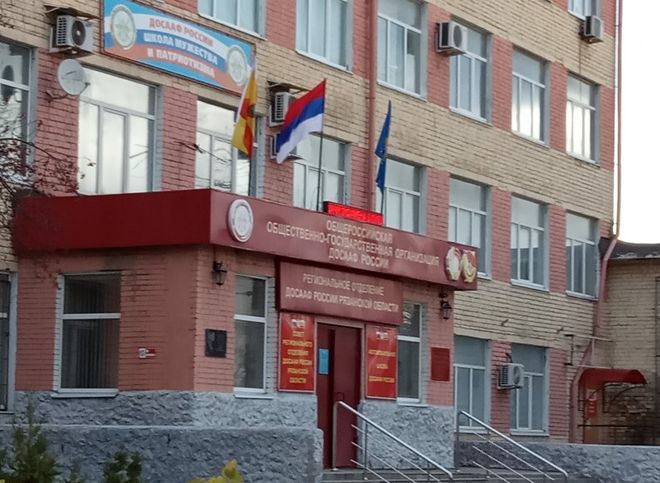На здании ДОСААФ в Рязани засняли «ненастоящий» российский флаг