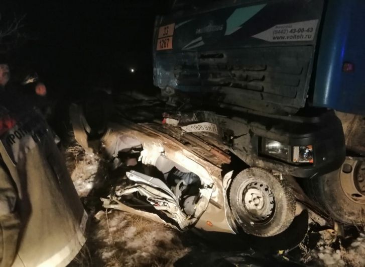 В Волгоградской области бензовоз раздавил легковушку, погибли пятеро