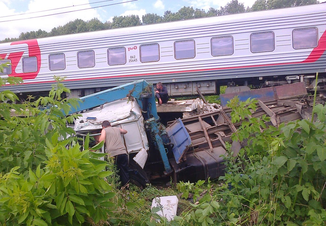 В Рязанской области грузовик столкнулся с поездом