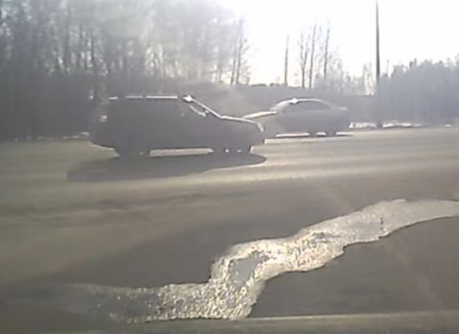 Видео: на Южной окружной дороге автомобиль потерял колесо