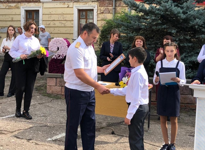 В Скопине наградили школьников, которые спасли полуторагодовалого ребенка