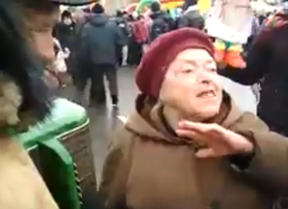 Бабушка спела «политические» частушки на площади Ленина (видео)