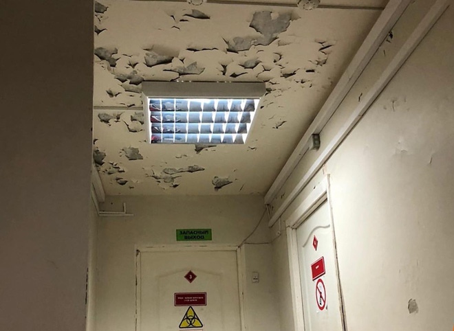 Видео: в рязанской детской поликлинике №1 осыпается потолок