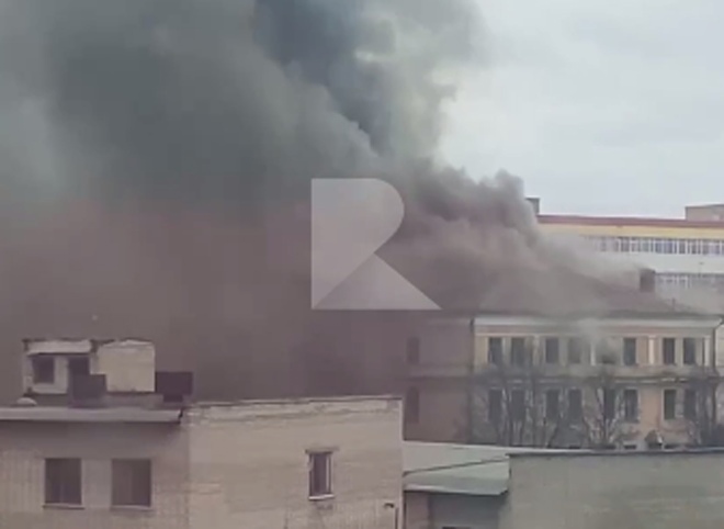 В сети появилось видео начала пожара в Рязанском училище связи