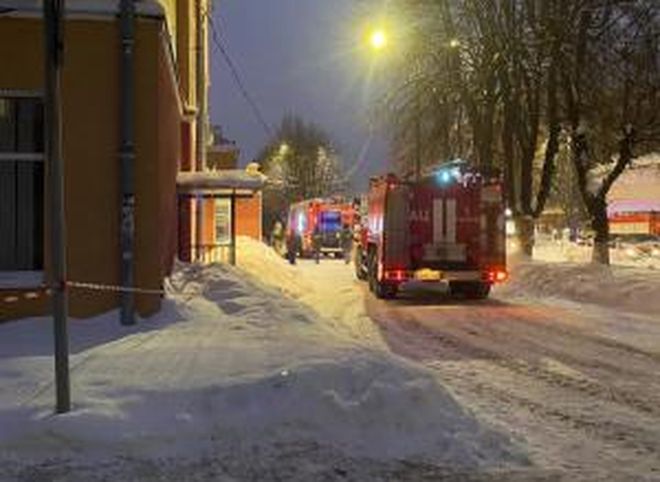 У рязанского лицея №4 засняли пожарные автомобили