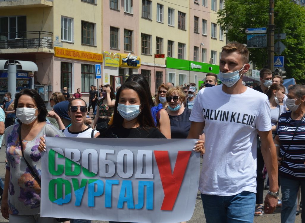 Десятки тысяч хабаровчан вышли на улицы, чтобы поддержать арестованного губернатора