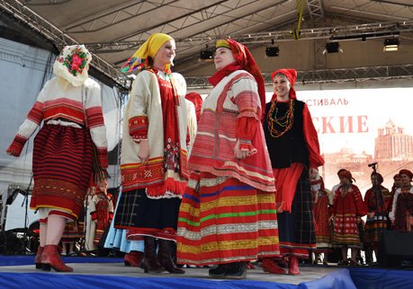 Кушак, панева и платок: в Рязани прошел исторический парад