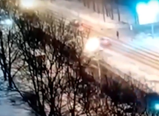 На западе Москвы автомобиль сбил на пешеходном переходе женщину и ее дочь