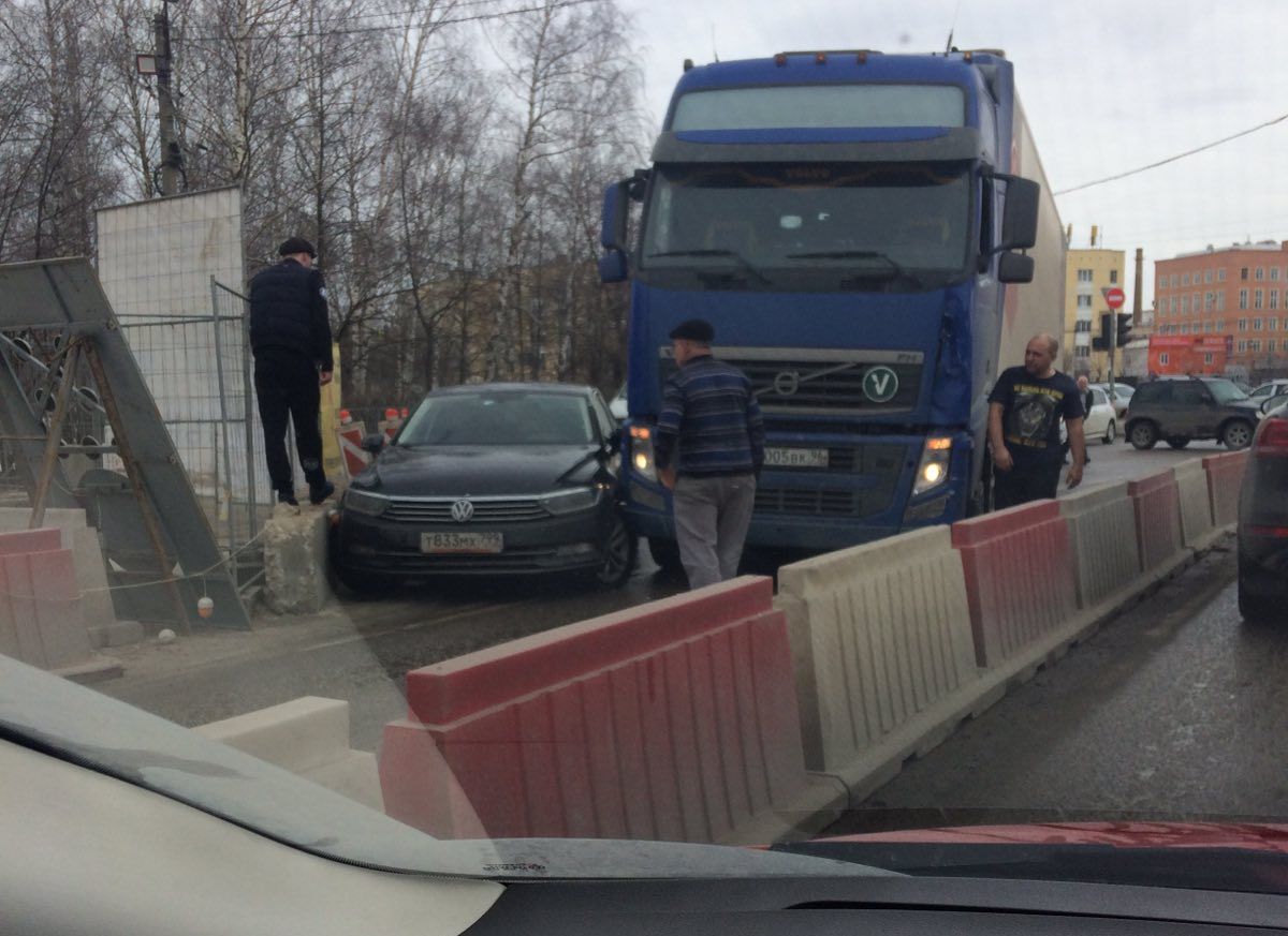 На ремонтируемом мосту через Трубеж столкнулись фура и легковушка