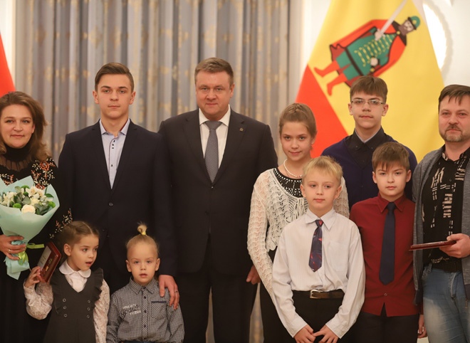 Губернатор Любимов наградил лучшие семьи региона