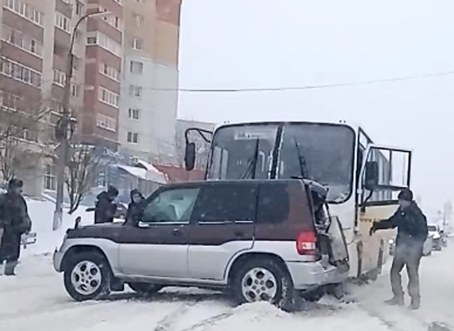 На улице Новоселов автобус попал в ДТП