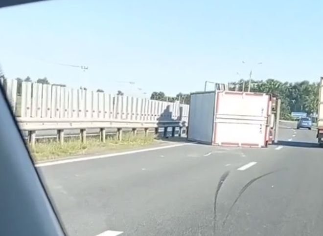 В Рязанском районе опрокинулся грузовой автомобиль
