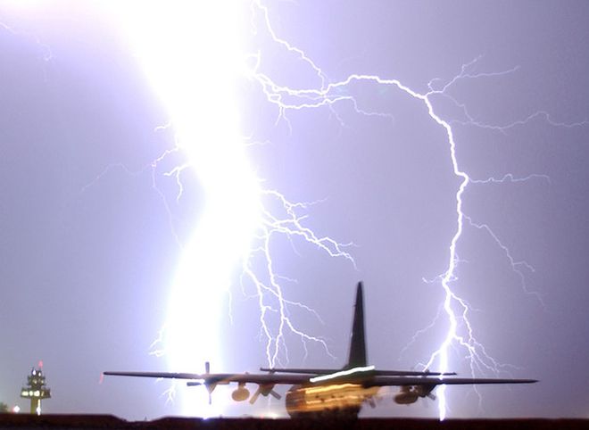 В два подлетающих к Москве пассажирских самолета ударила молния