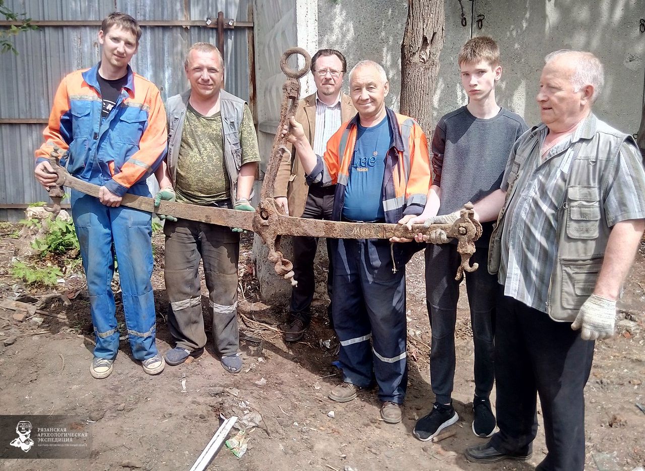 На стройке в центре Рязани откопали 200-летние весы