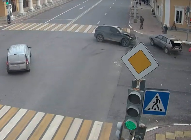 Жесткое ДТП на перекрестке улиц Ленина и Свободы попало на видео
