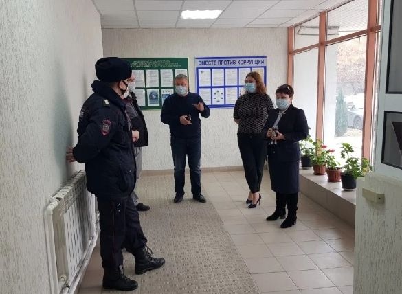 В Волгограде противники QR-кодов ворвались в здание Роспотребнадзора