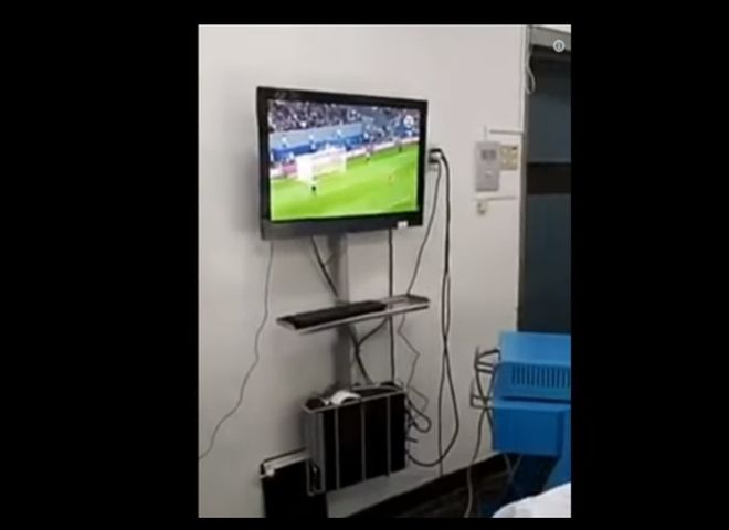 В Чили хирурги смотрели футбол во время операции (видео)