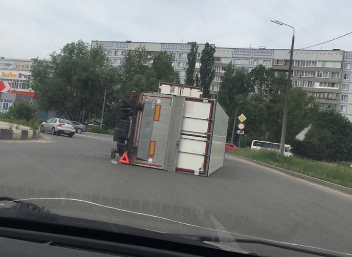 На улице Зубковой опрокинулся прицеп грузовика «Магнит»