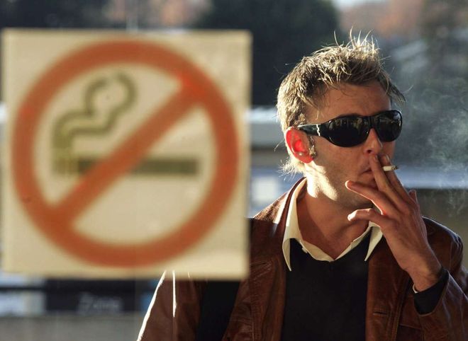 В Госдуме предложили запретить курение возле подъездов
