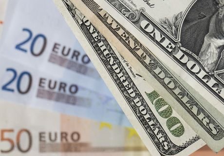 Биржевой курс евро упал ниже 73 рублей