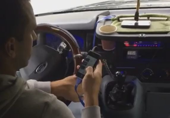 Видео: рязанский маршрутчик смотрит не на дорогу, а в телефон