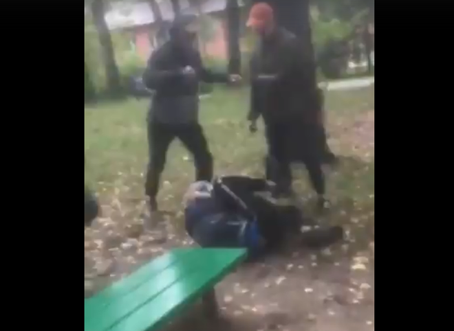 В Смоленске группа подростков жестоко избила школьника (видео)