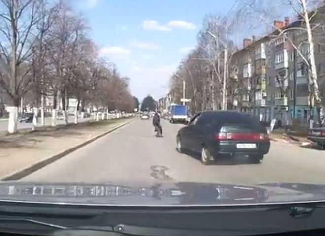 Опубликовано видео наезда на пешехода на улице Есенина