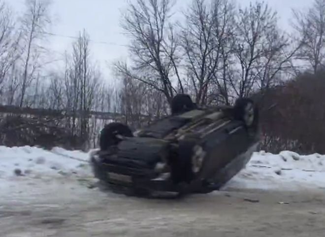 В сети появилось видео с перевернувшейся на Михайловском шоссе легковушкой