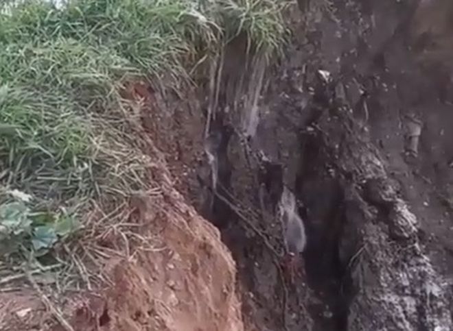 В рязанской деревне прорыв водопровода вызвал оползень возле жилых домов