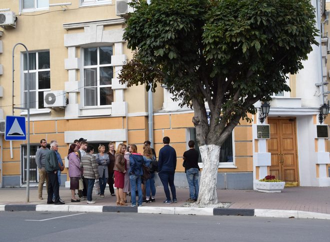 Обманутые дольщики ЖК «Аэробус» вышли на митинг перед зданием мэрии