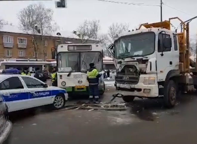 Опубликовано видео с места аварии с участием автобуса и грузовика в Строителе