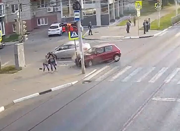 Появились видео двух пятничных аварий в Рязани