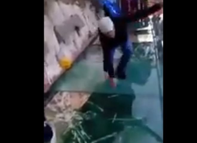 В Китае стеклянный мост начал «трескаться» под ногами туристов (видео)