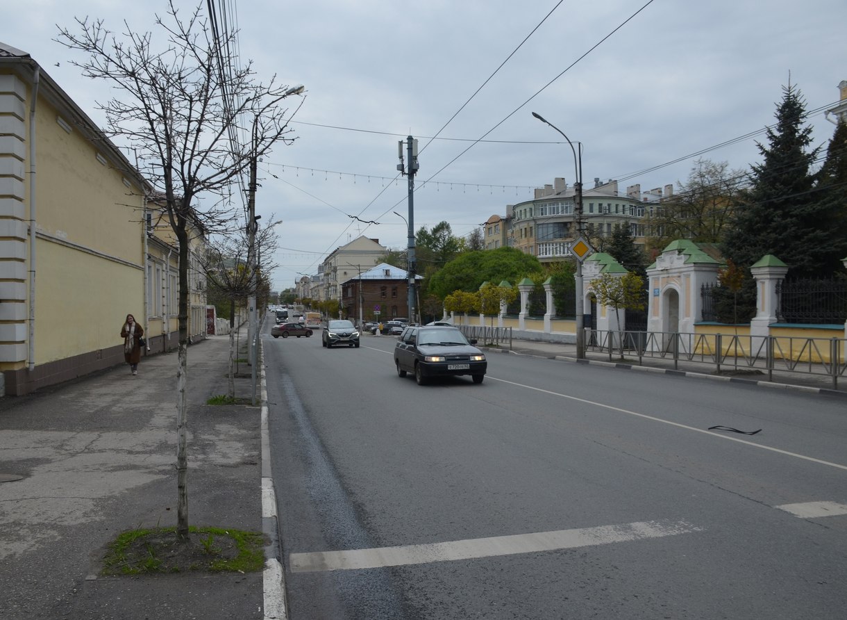 Водителей попросили убрать машины с улицы Свободы