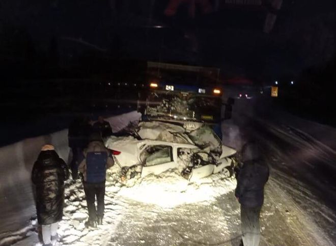 Три человека погибли в ДТП с легковушкой и фурой в Кемеровской области