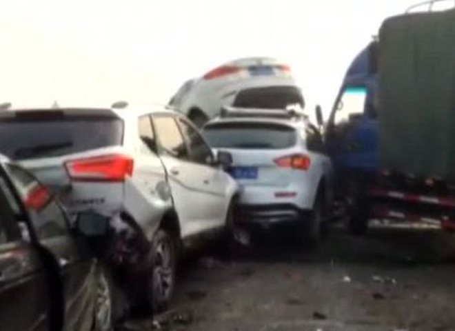 Из-за тумана в Китае столкнулись 27 машин (видео)
