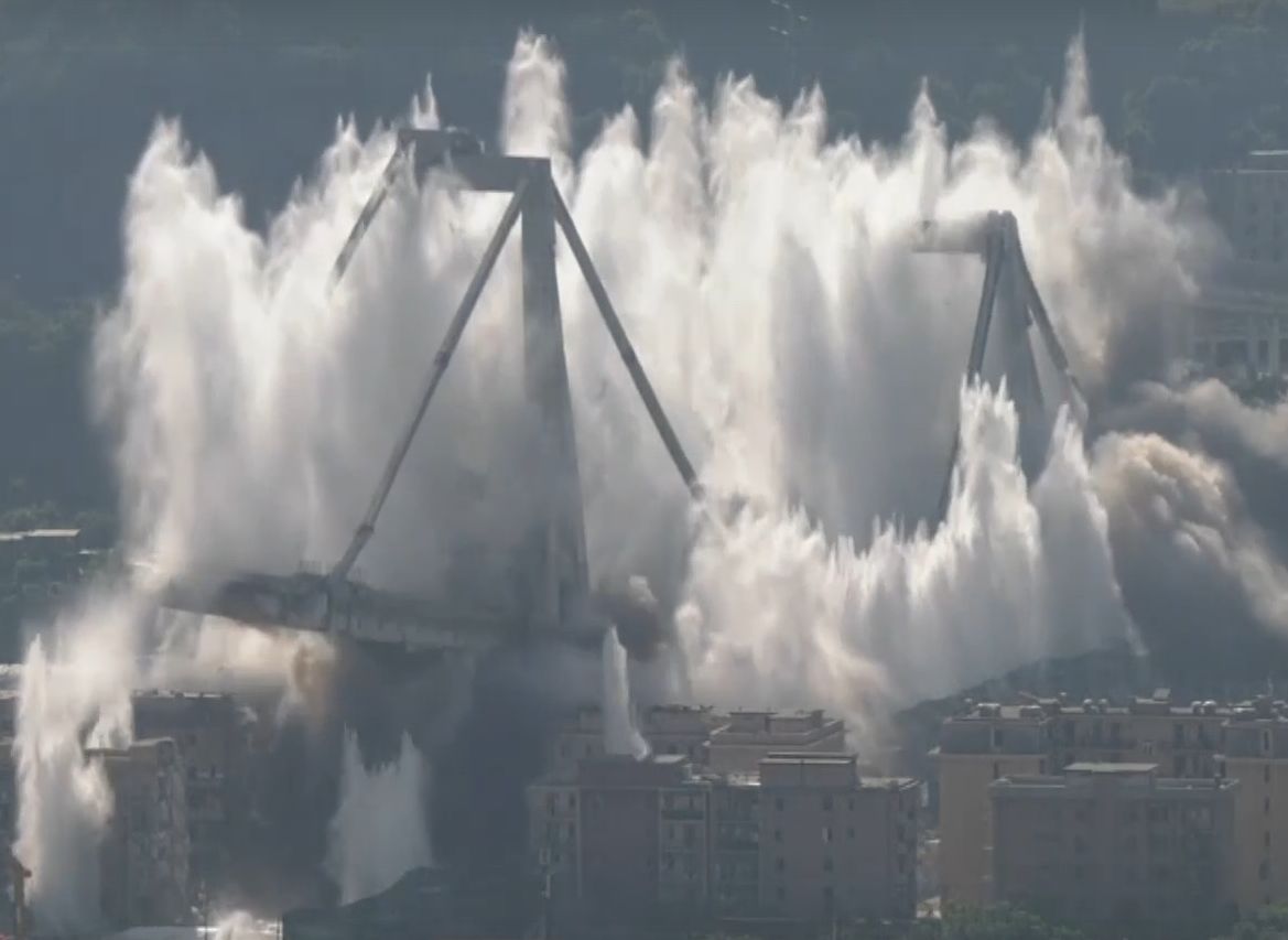 В Генуе взорвали обрушившийся мост (видео)