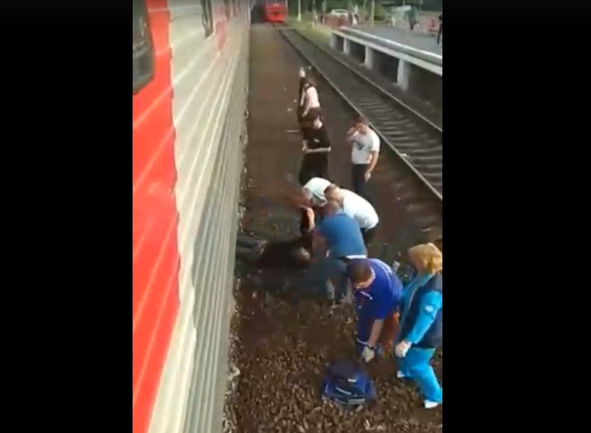 Истекающий кровью пассажир рязанской электрички забрался под поезд (видео)