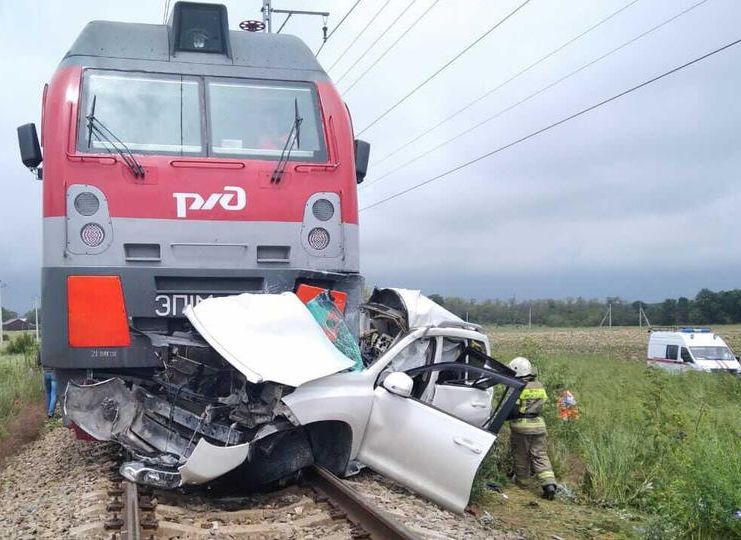 В Краснодарском крае поезд Москва – Анапа раздавил легковушку, двое погибли