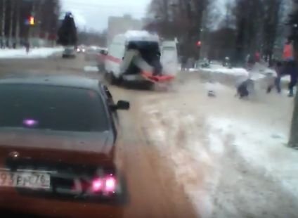 Под Ярославлем сотрудник скорой вылетел из машины в результате аварии (видео)