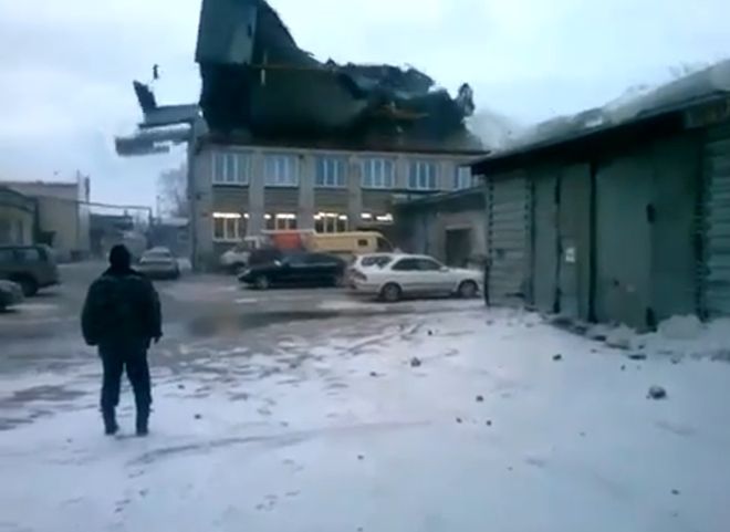 В Новосибирске сильный ветер сорвал крышу со здания (видео)