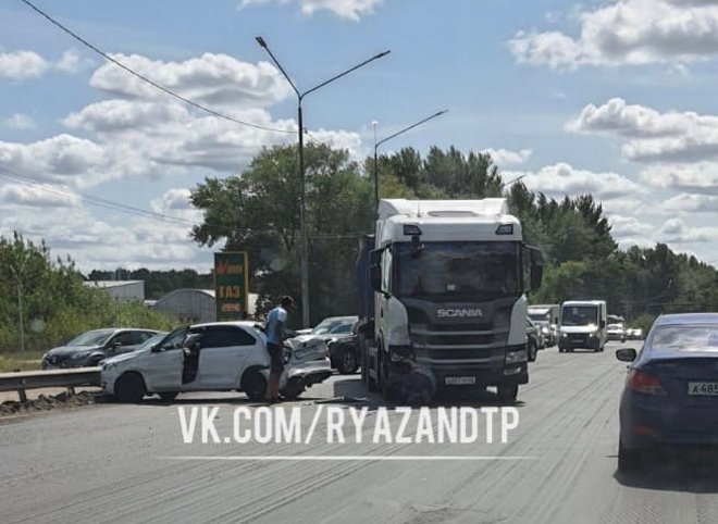 Ряжское шоссе встало в пробку из-за столкновения грузовика и легковушки
