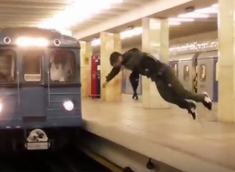 В метро пассажир исполнил трюк перед прибывающим поездом
