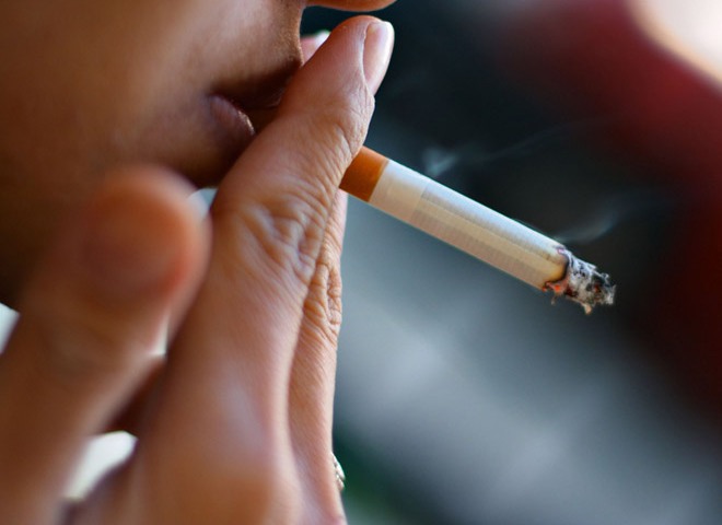 Минздрав поддержал запрет на курение у подъездов